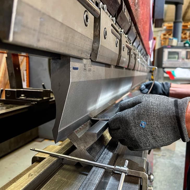 Lavoro alla piegatrice